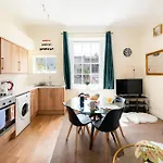 Str8bs8 Georgian 2-bedroom Apartment, Clifton, Parking & Garden
