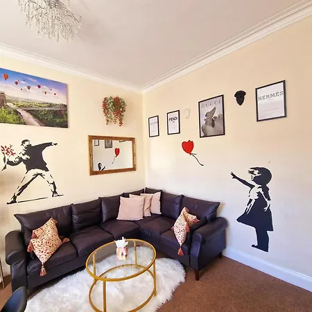 Clifton Nr Centre, Georgian Period Flat, Permit Parking X1, Garden Apartment *