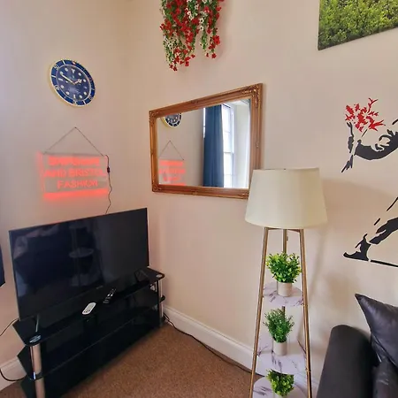 Clifton Nr Centre, Georgian Period Flat, Permit Parking X1, Garden Apartment Bristol