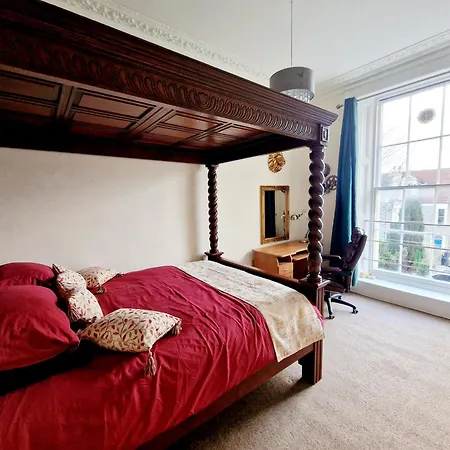 Clifton Nr Centre, Georgian Period Flat, Permit Parking X1, Garden Apartment *