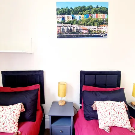 Clifton Nr Centre, Georgian Period Flat, Permit Parking X1, Garden * Bristol