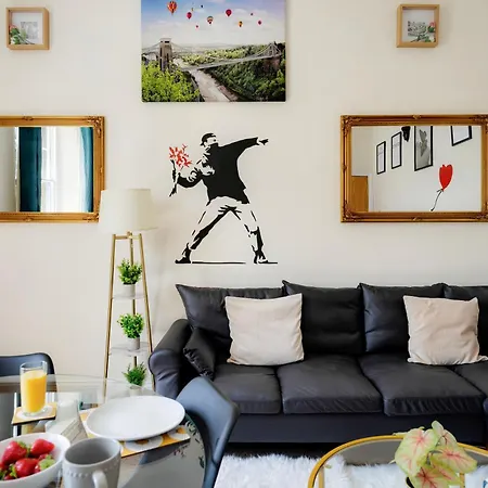 Clifton Nr Centre, Georgian Period Flat, Permit Parking X1, Garden Apartment Bristol