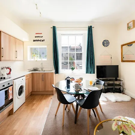 Str8bs8 Georgian 2-bedroom Apartment, Clifton, Parking & Garden
