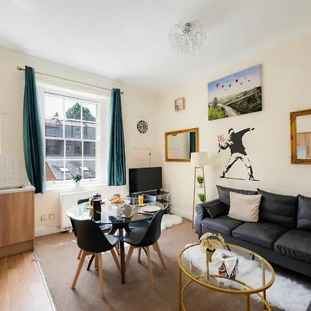 Clifton Nr Centre, Georgian Period Flat, Permit Parking X1, Garden * Bristol
