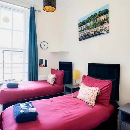 Clifton Nr Centre, Georgian Period Flat, Permit Parking X1, Garden Apartment *