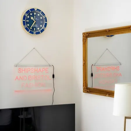 Clifton Nr Centre, Georgian Period Flat, Permit Parking X1, Garden Apartment *