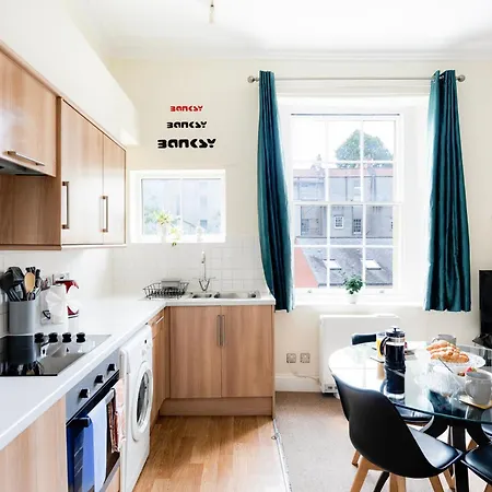Str8bs8 Georgian 2-bedroom Apartment, Clifton, Parking & Garden