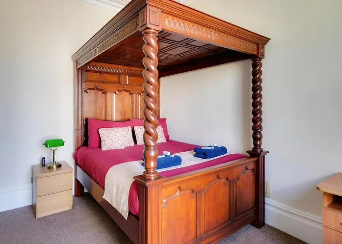 Clifton Nr Centre, Georgian Period Flat, Permit Parking X1, Garden * Bristol