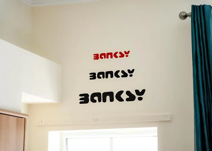 Clifton Nr Centre, Georgian Period Flat, Permit Parking X1, Garden *