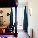 Clifton Nr Centre, Georgian Period Flat, Permit Parking X1, Garden