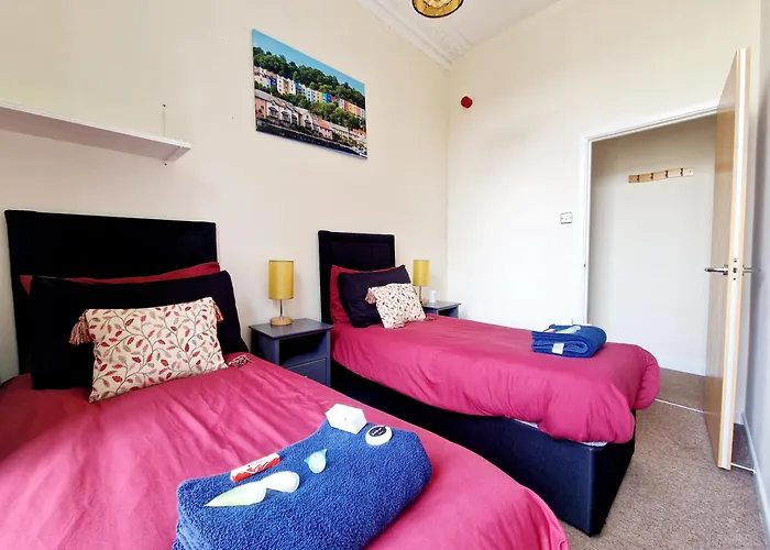 Clifton Nr Centre, Georgian Period Flat, Permit Parking X1, Garden