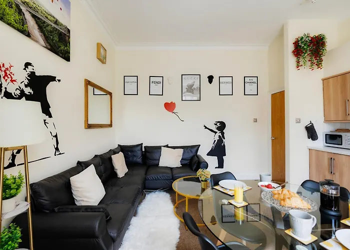 Clifton Nr Centre, Georgian Period Flat, Permit Parking X1, Garden *