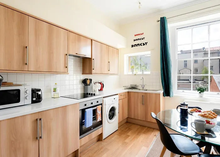 Clifton Nr Centre, Georgian Period Flat, Permit Parking X1, Garden Апартаменти