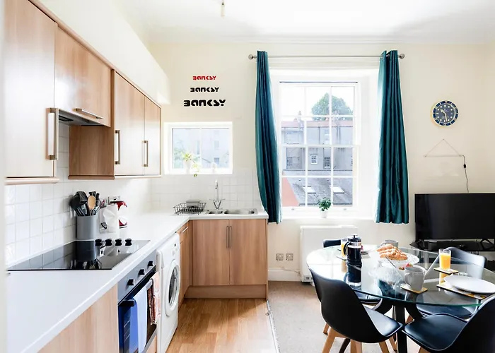 Clifton Nr Centre, Georgian Period Flat, Permit Parking X1, Garden